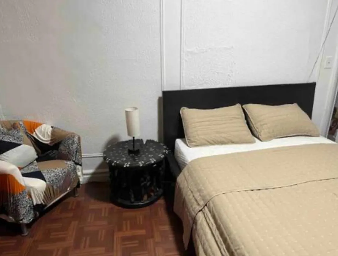 Large And Spacious Room Facing A Beautiful Park Minutes Away From Manhattan New York ABD